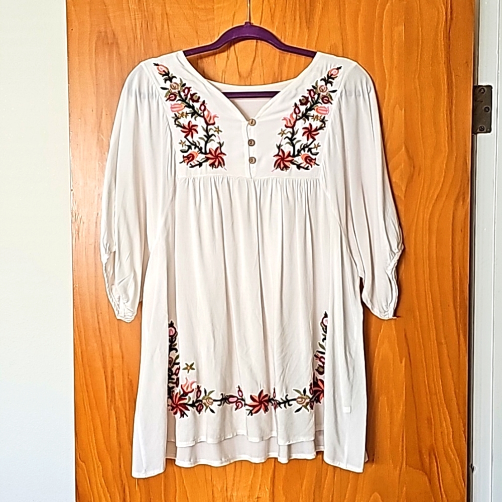 Beautiful embroidered peasant top. Size large/extra large. Very flowy and cute